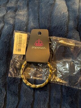 paparazzi Gold Leaf-Textured Twist Bangle